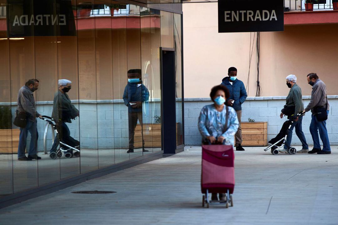 Varias personas entran en un supermercado de Barcelona este viernes