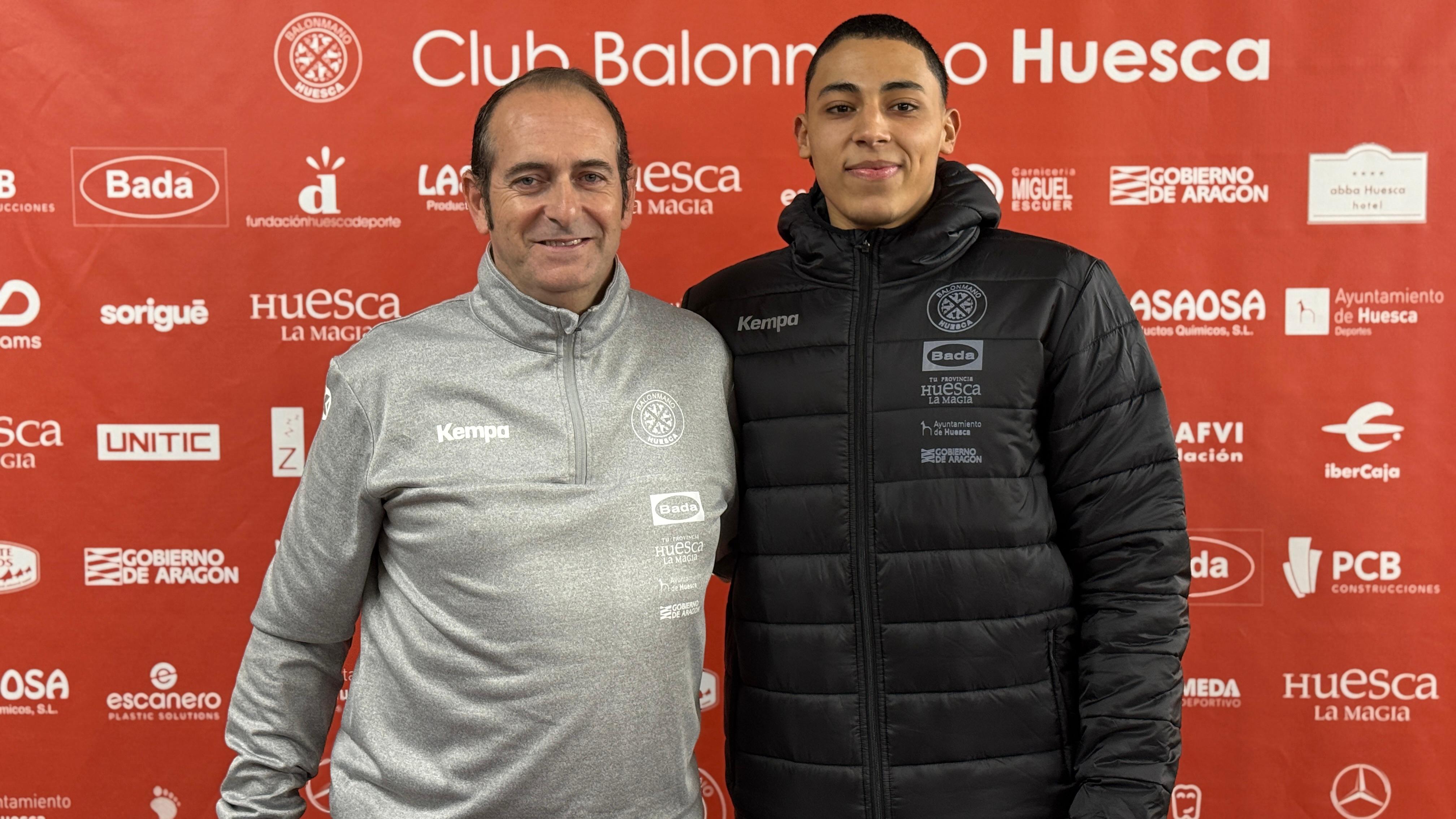 Amjad Saa y José Nolasco en la presentación del nuevo jugador del Bada Huesca