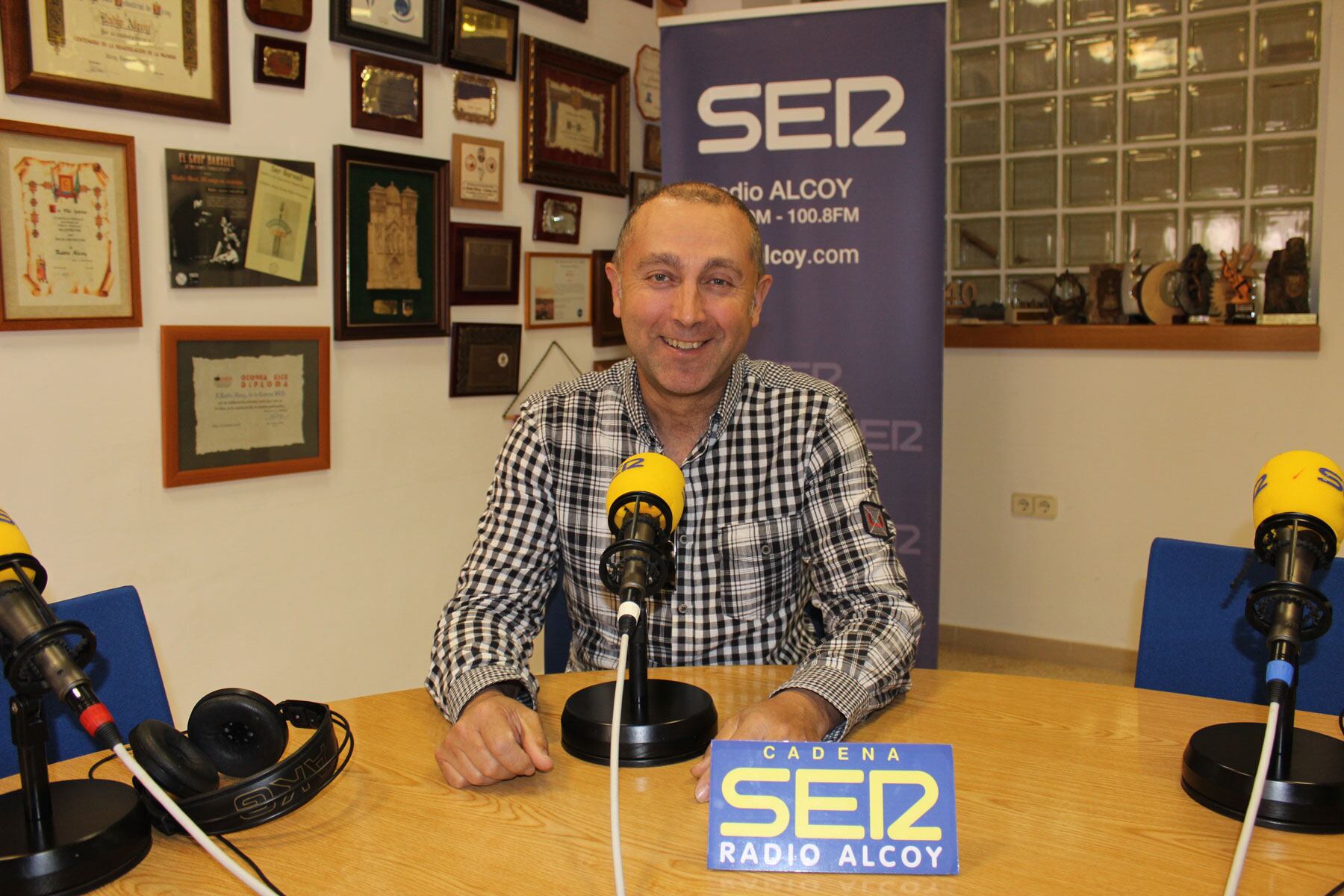 Enrique Moltó, climatólogo de Radio Alcoy, en el estudio central de esta emisora