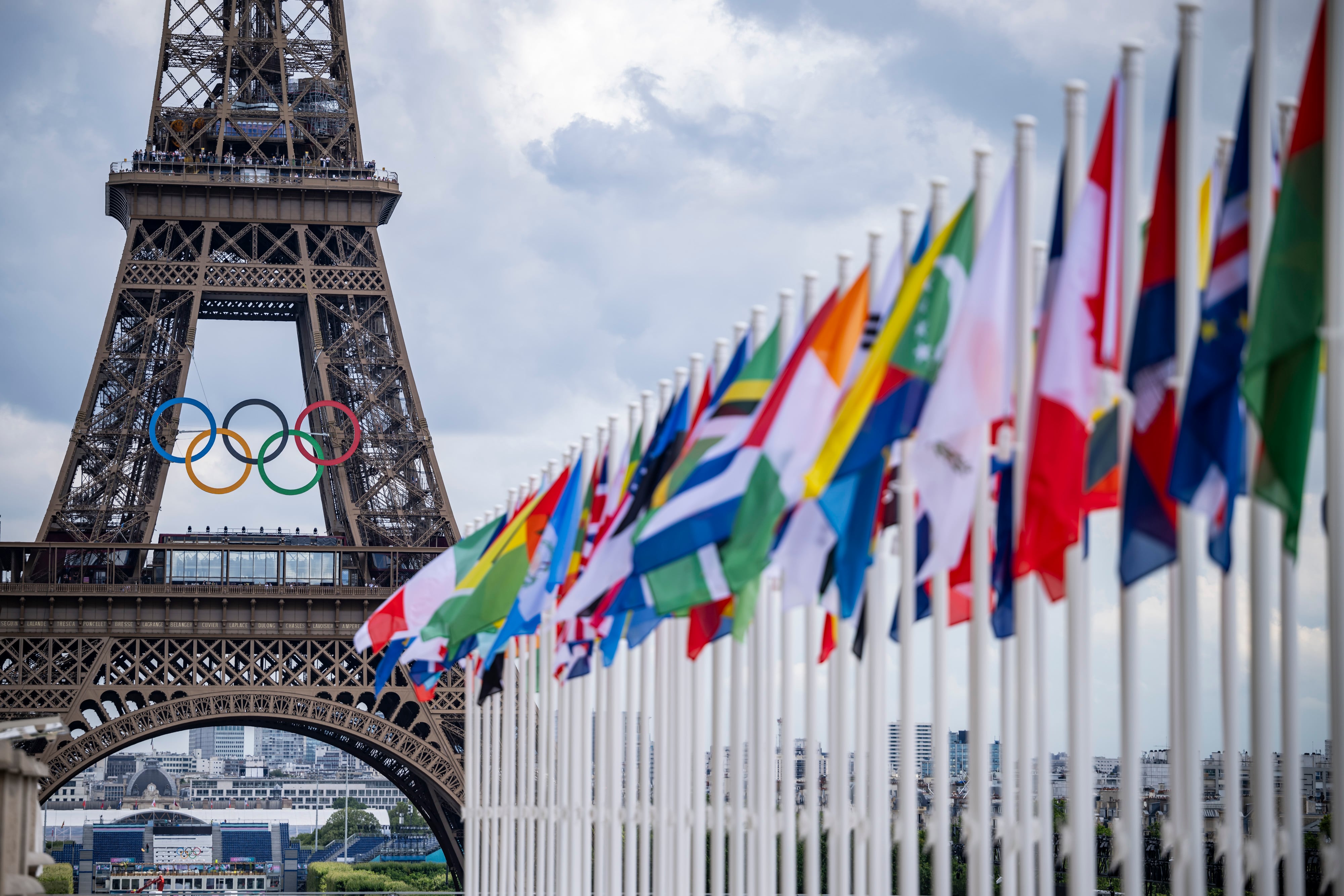 La Torre Eiffel, engalanada para acoger los Juegos Olímpicos 2024