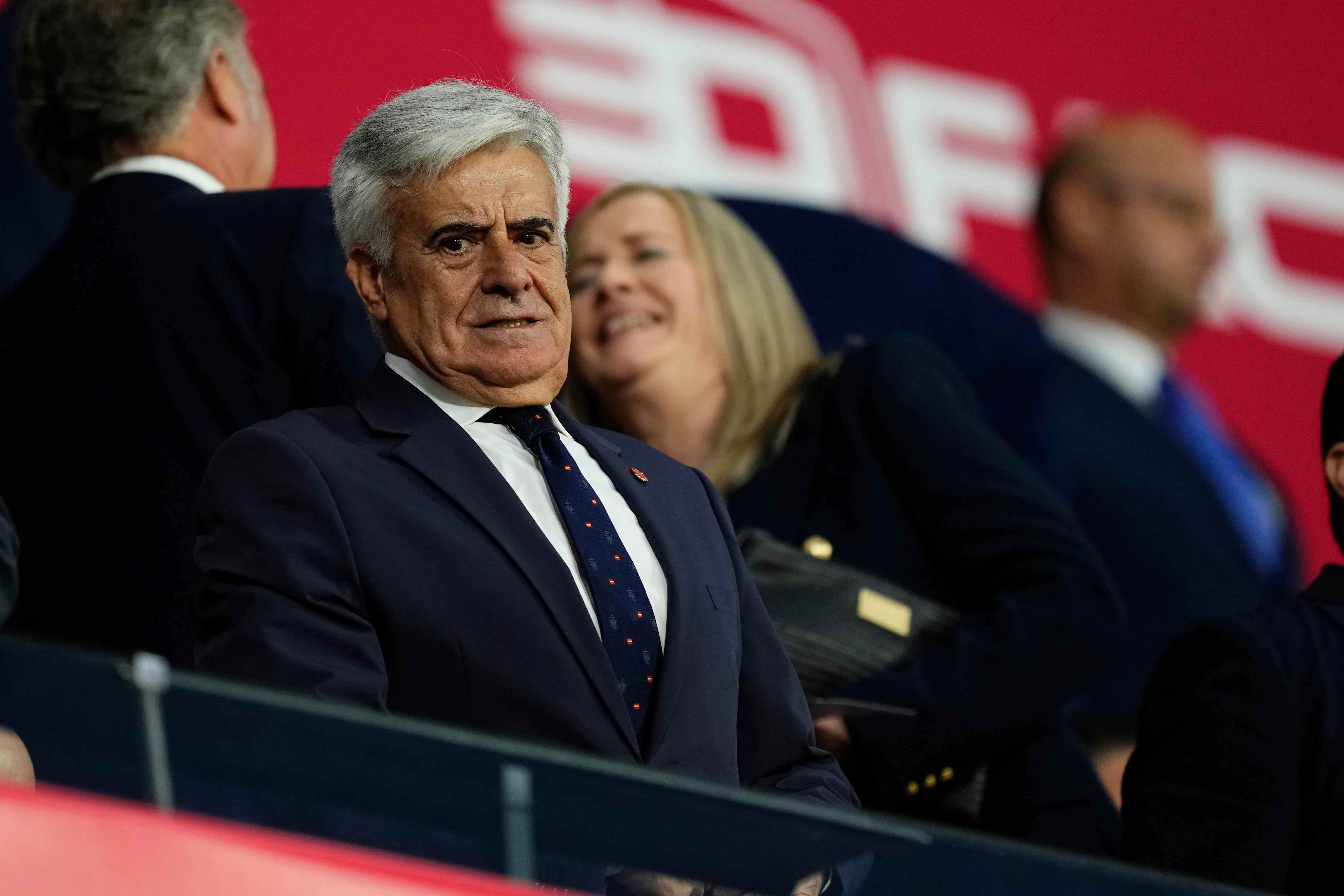 Pedro Rocha, en el palco del Nuevo Los Cármenes durante el España - Chipre de la clasificación para la Eurocopa.  (Photo by Jose Breton/Pics Action/NurPhoto via Getty Images)