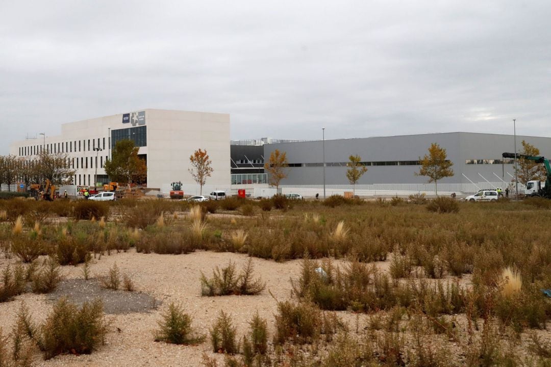 Vista de las obras de construcción del hospital de pandemias y emergencias Isabel Zendal en Valdebebas, Madrid, este martes. Este hospital será inaugurado en la segunda o tercera semana de noviembre, y comenzará a recibir los primeros pacientes covid en uno de los tres módulos de hospitalización con los que contará