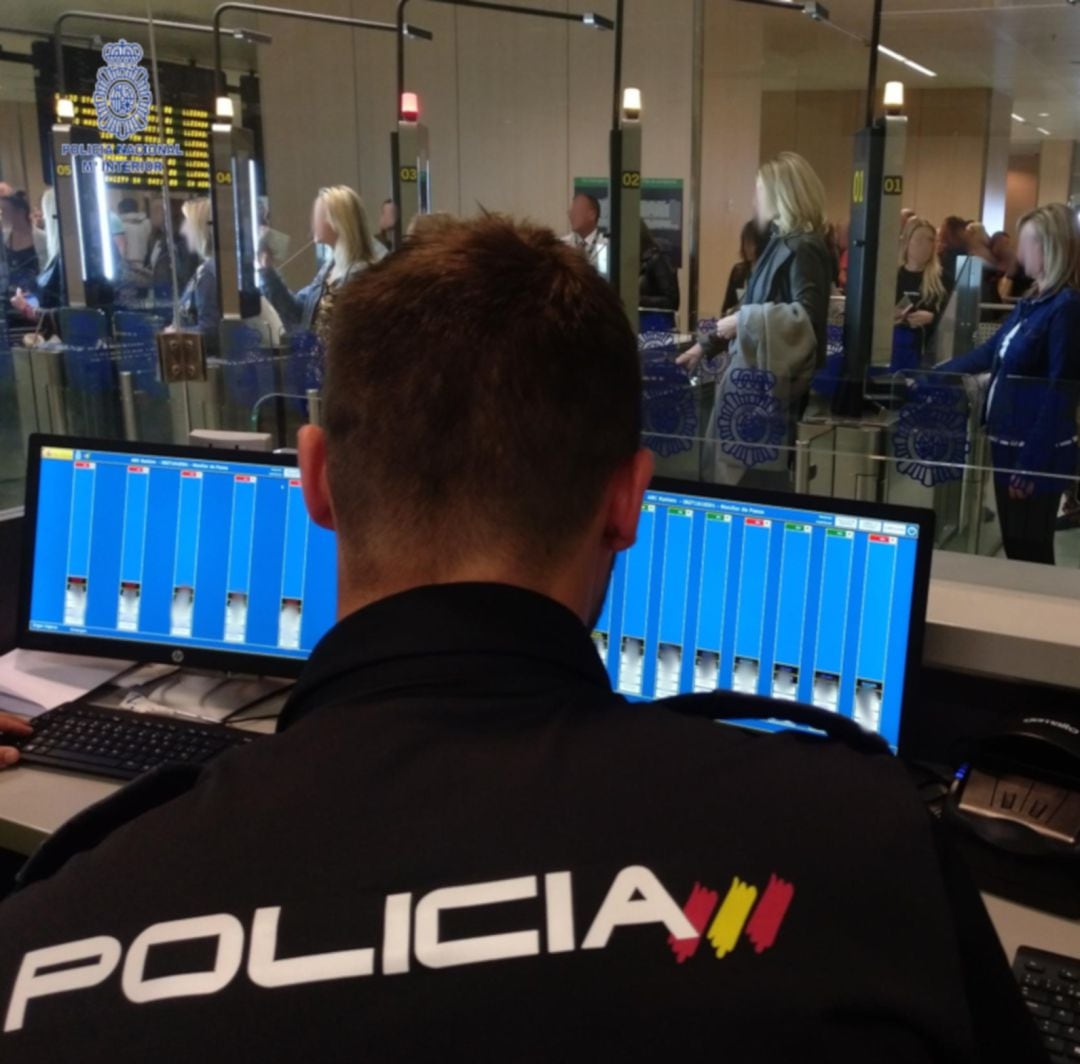 Imagen del control policial en el Aeropuerto de Ibiza