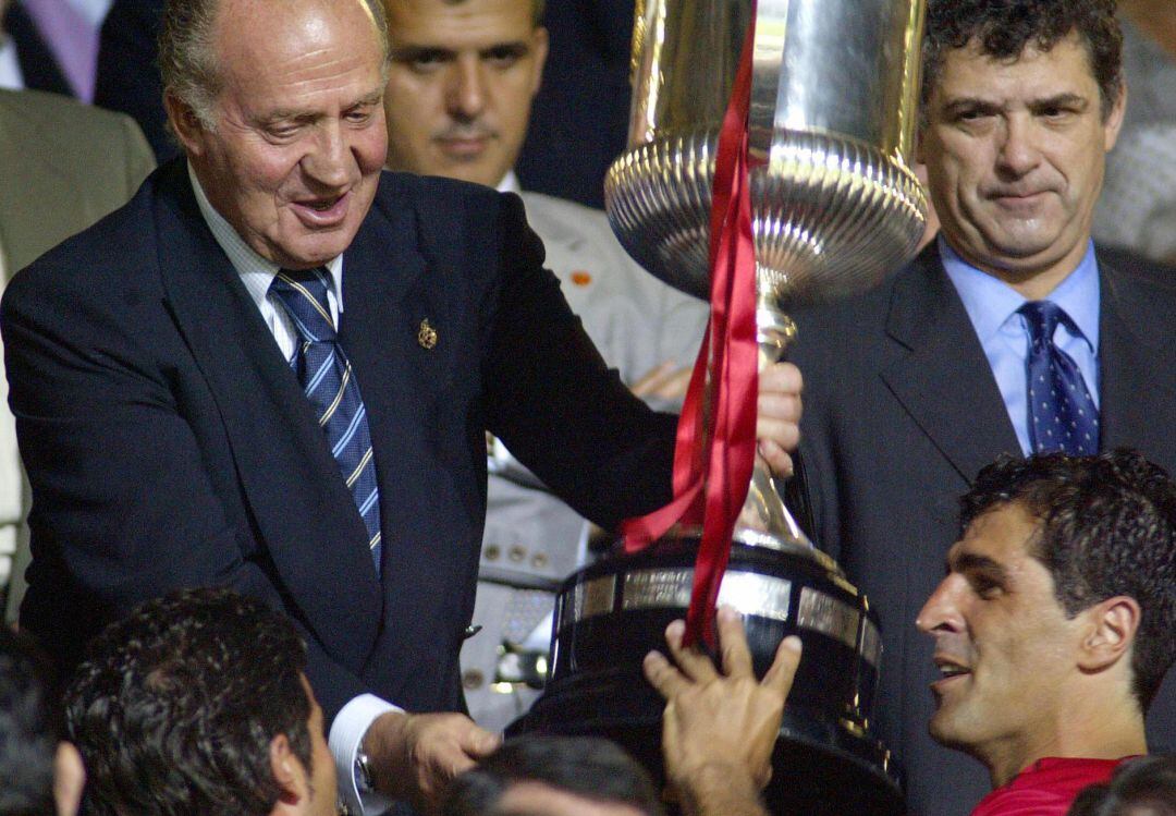 Don Juan Carlos entrega la Copa a Miguel Ángel Nadal, capitán del Mallorca.