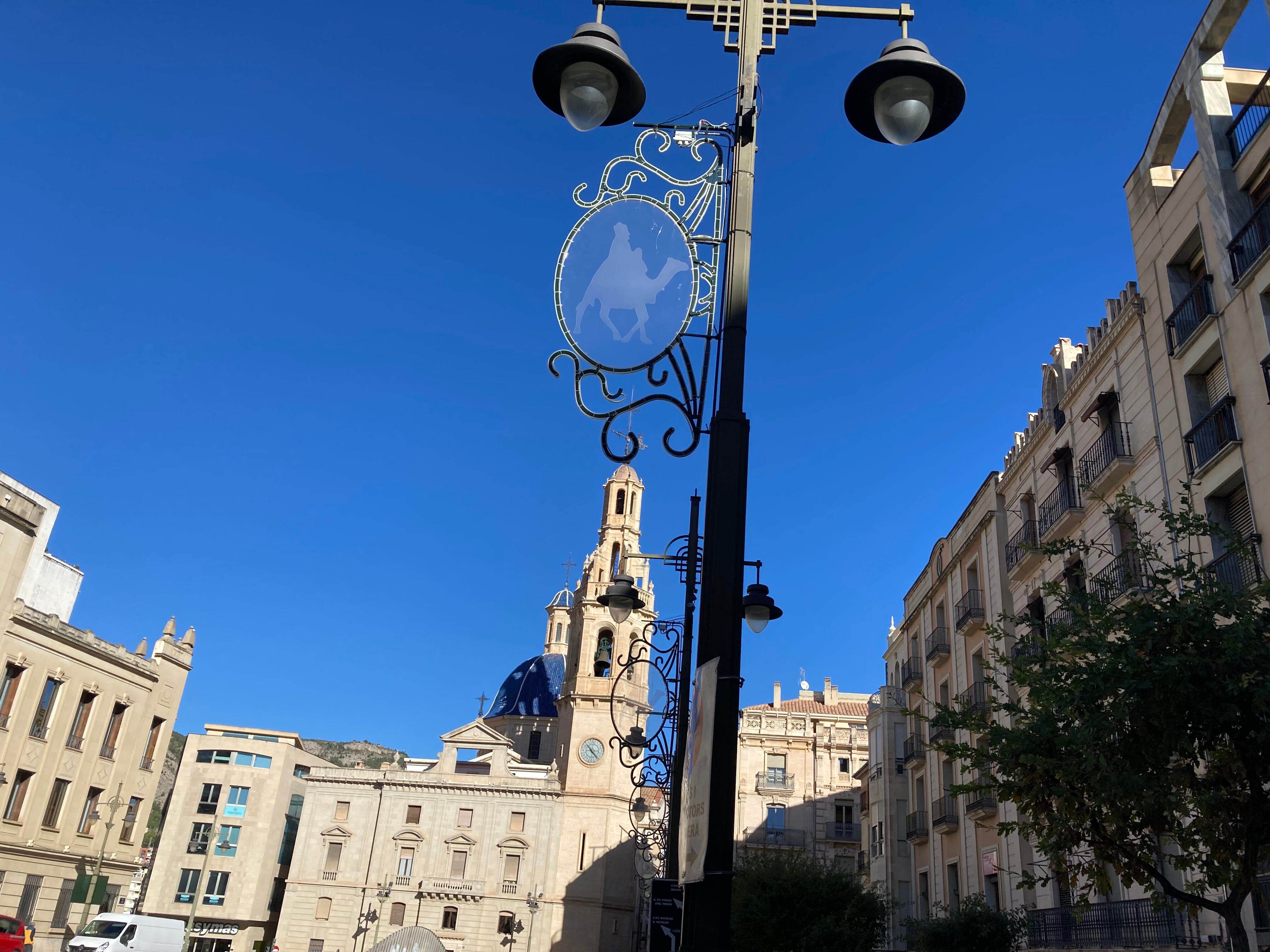 La enramada de Navidad ha comenzado a instalarse en la plaza de España