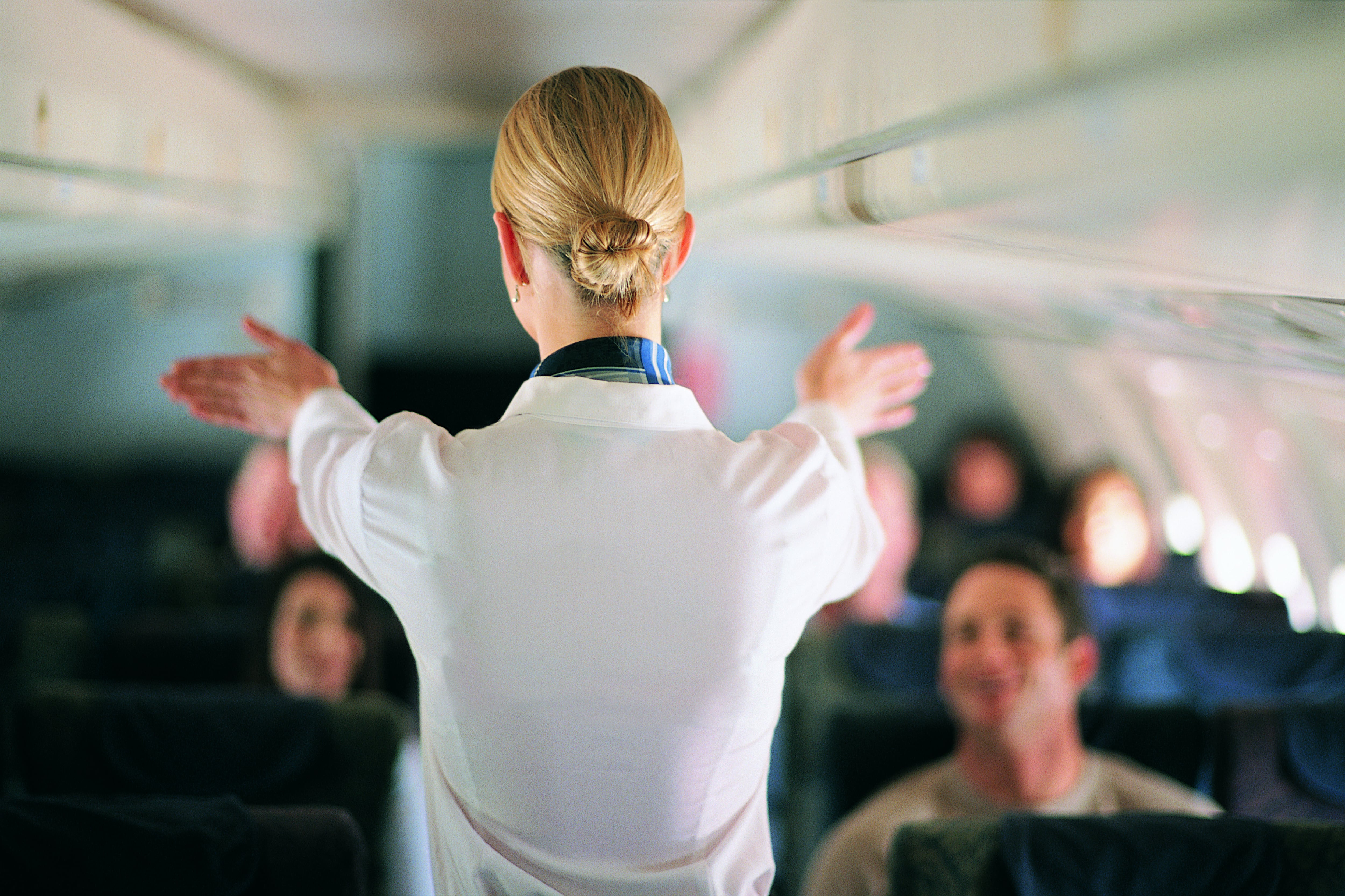 Una azafata durante la explicación de medidas de seguridad de un vuelo