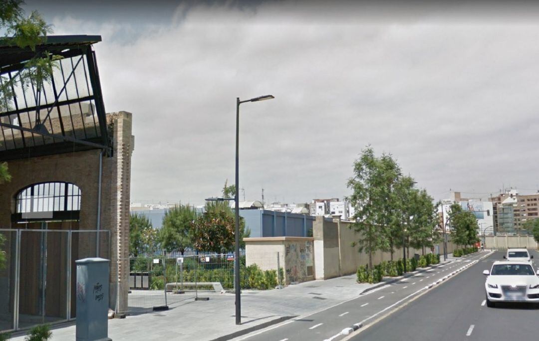 Pie de foto: Al fondo, parcela donde se quiere reubicar la segunda unidad de distrito de la Policía Local de València junto a una de las naves rehabilitadas del Parque Central