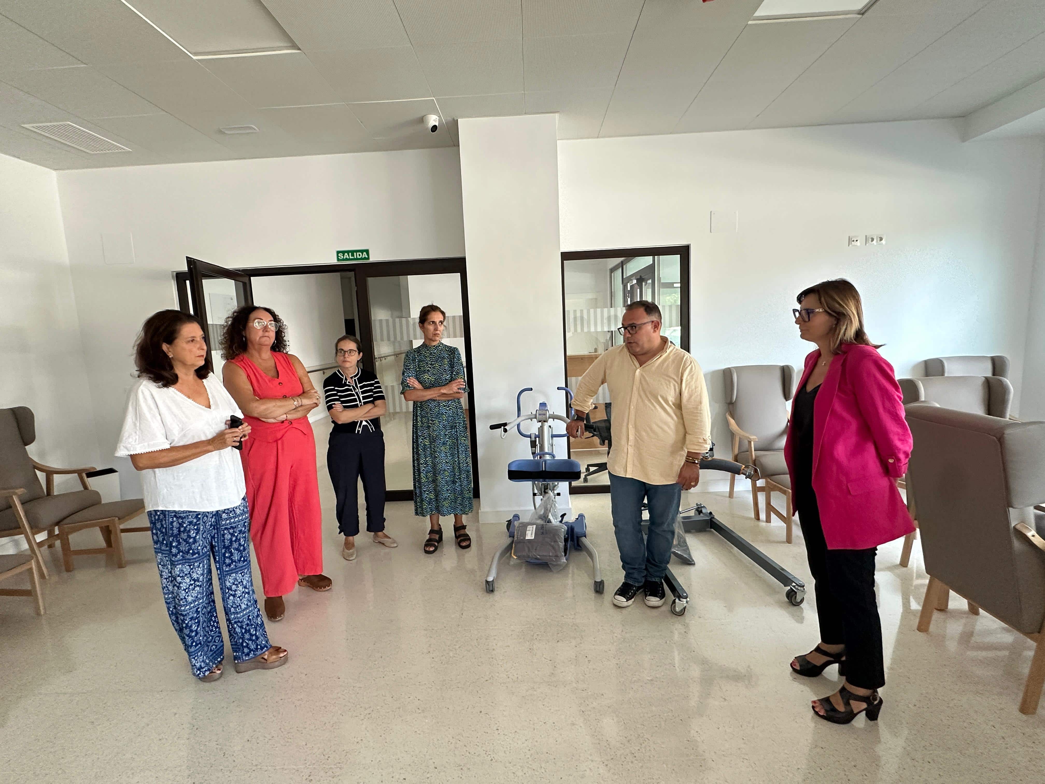 El alcalde de Almuñécar, Juan José Ruiz Joya, visita el nuevo centro de Día de Mayores