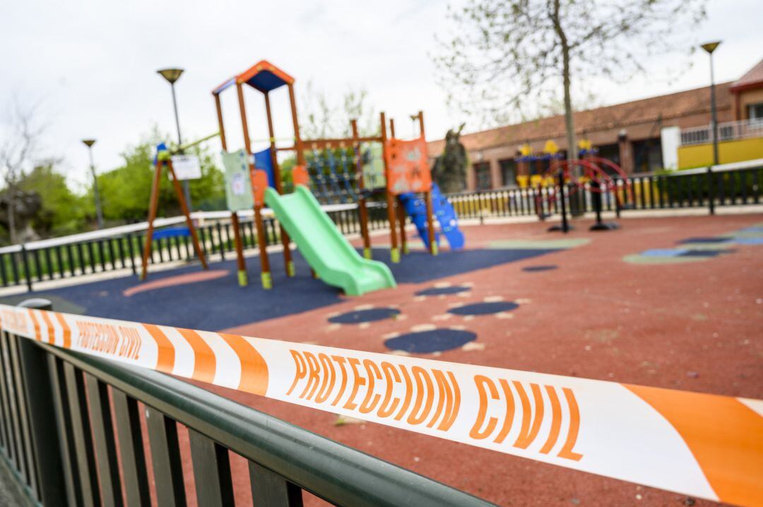 Imagen de un parque infantil precintado por Protección Civil