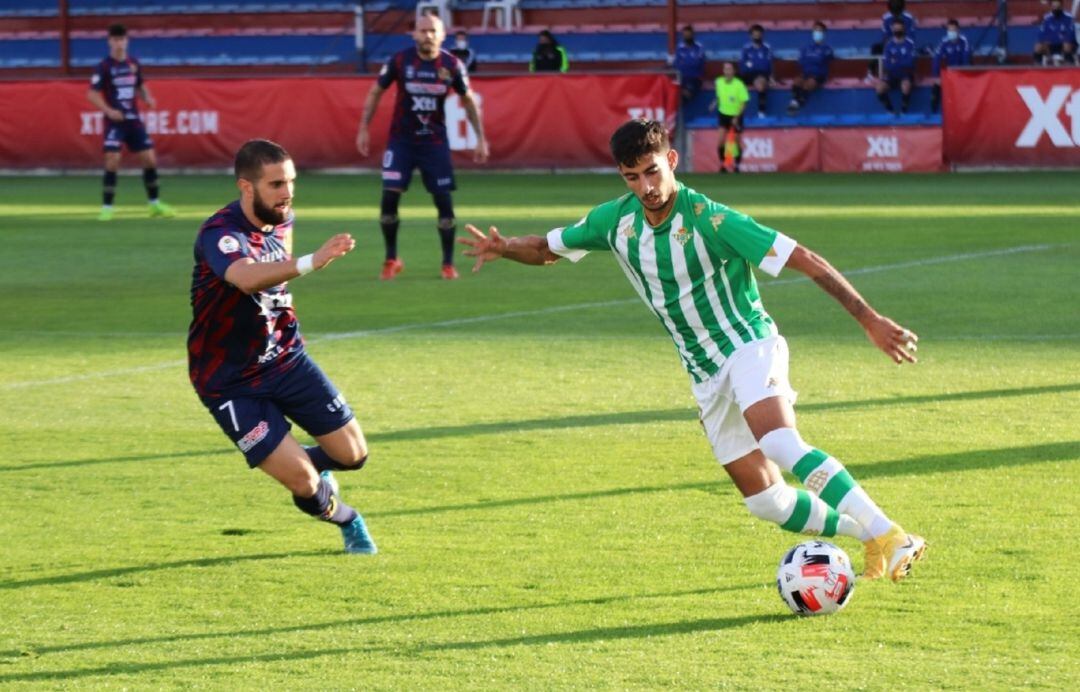 Víctor Fenoll intentando cortar la progresión del rival