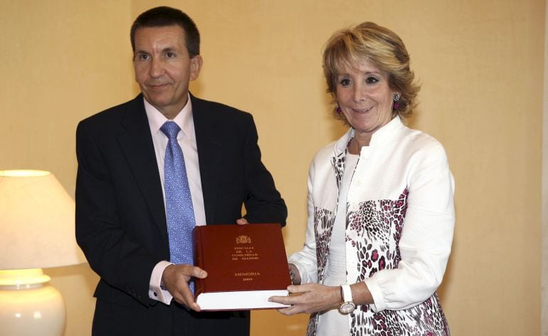  La presidenta regional, Esperanza Aguirre, cuando recibió de manos del Fiscal Jefe de Madrid, Manuel Moix, la Memoria de la Fiscalía correspondiente al año 2009