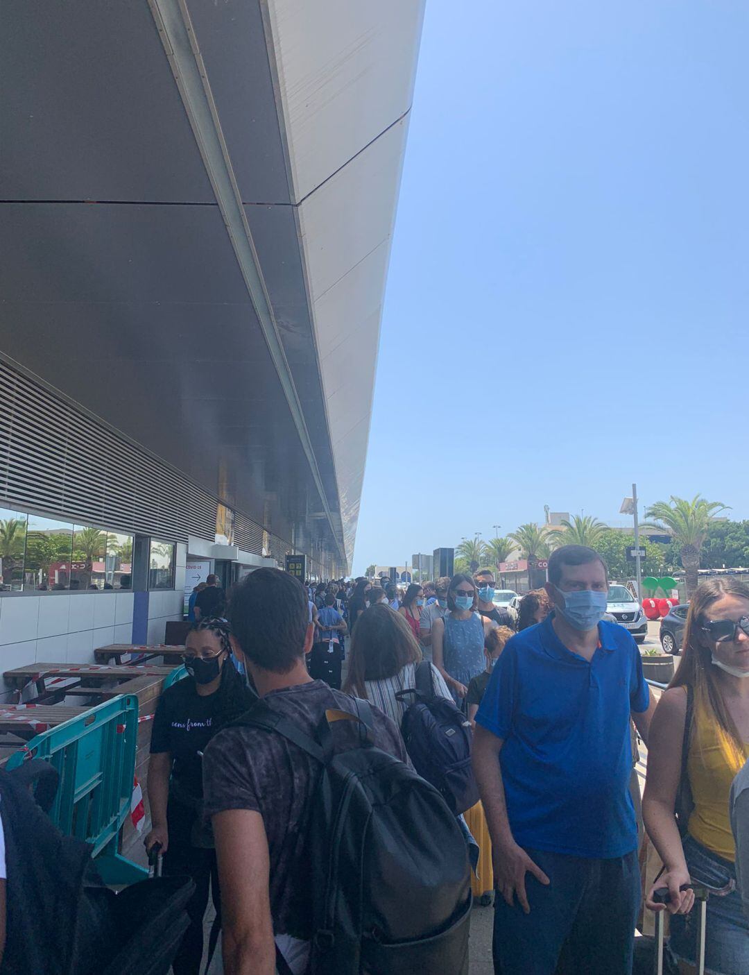 Colas en la parada de taxis en el aeropuerto de Ibiza. 