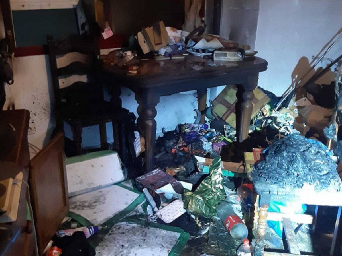 Bomberos intervienen en un incendio en la calle Calderón de la Barca de Algeciras