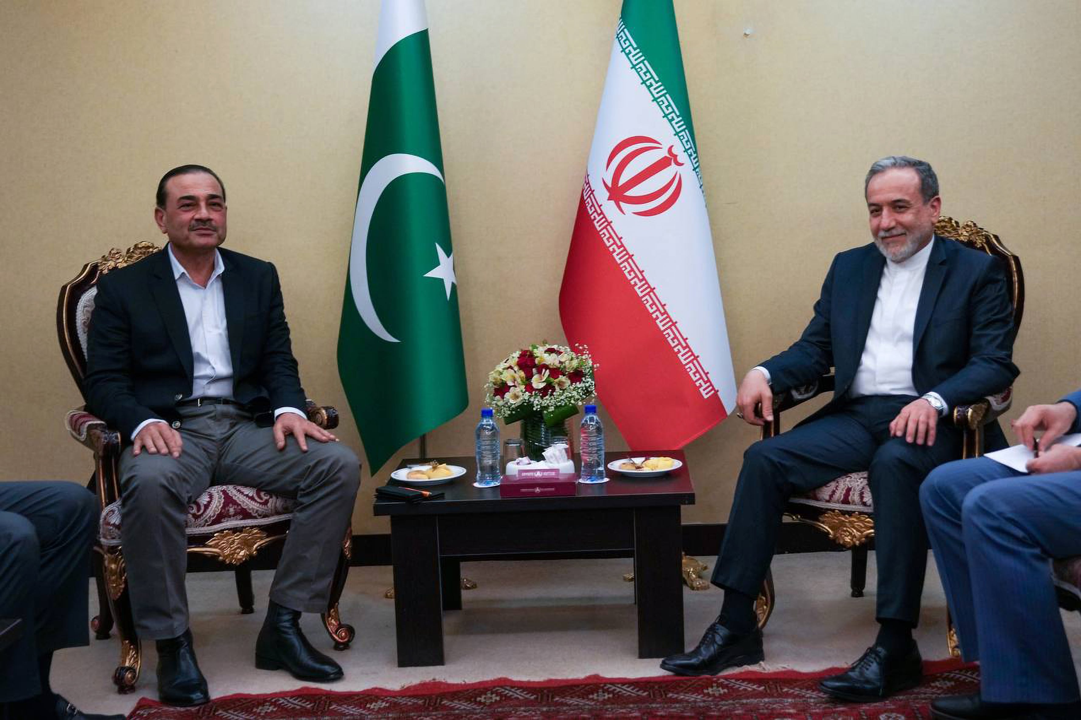 El ministro de Exteriores iraní, Abbas Araghchi, junto al jefe de la armada pakistaní, Syed Asim Munir, en la última ronda de negociaciones.