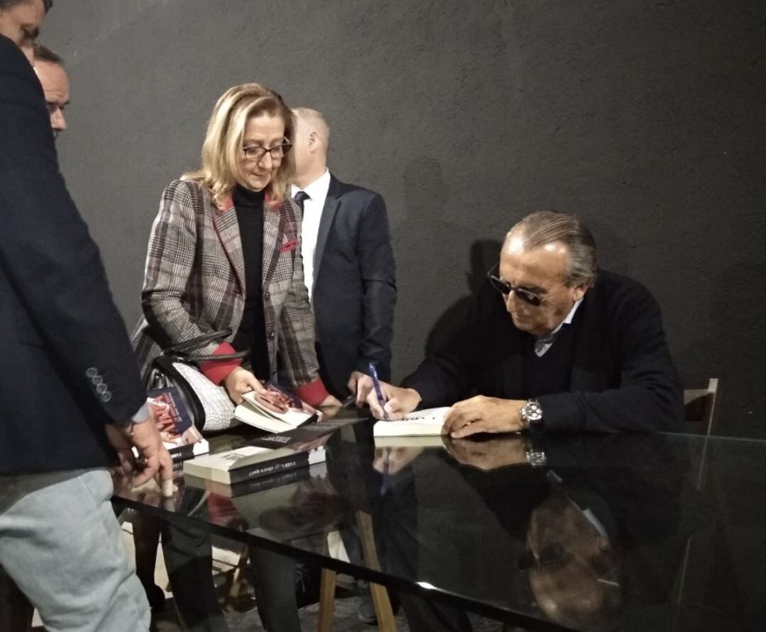 Carlos Fabra firmando libros en el centro cultural La Bohemia