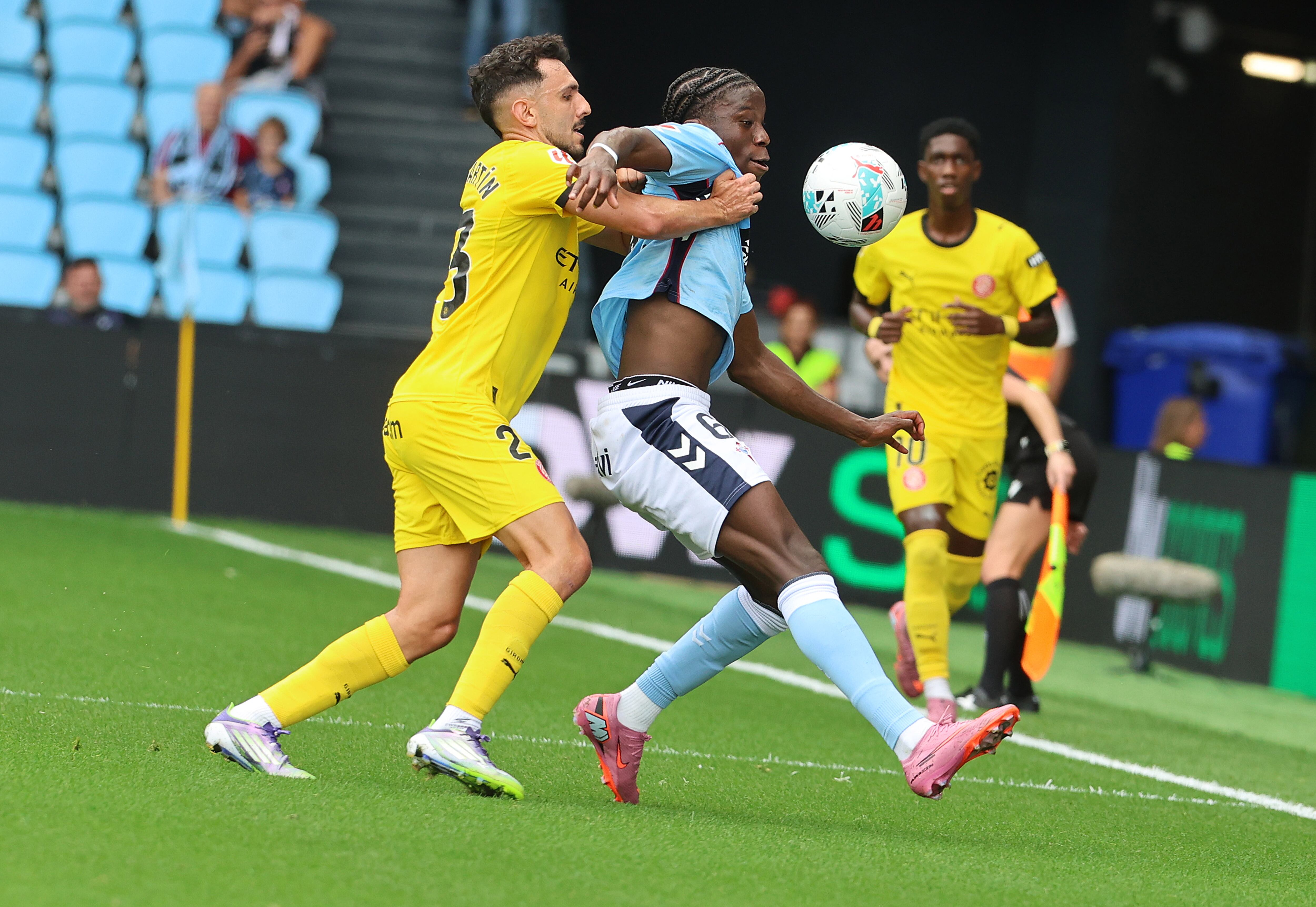 VIGO (PONTEVEDRA), 14/09/2025.- El jugador del Girona Hugo Rincón (i) lucha un balón con Moriba, del Celta de Vigo, durante el partido de la cuarta jornada de LaLiga disputado este domingo en el estadio de Balaidos de Vigo. EFE/Salvador Sas