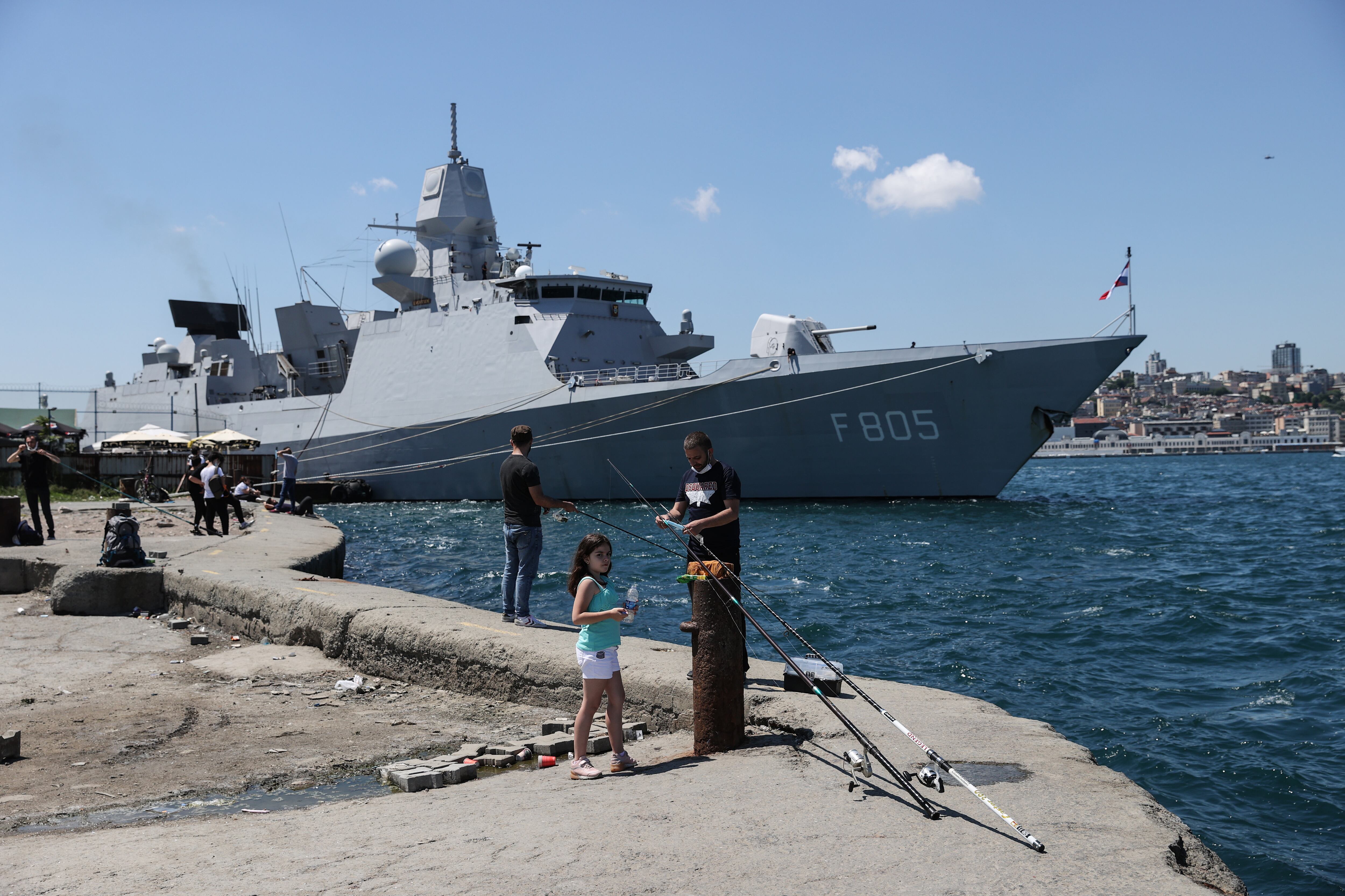 La fragata neerlandesa Evertsen anclada en Estambul