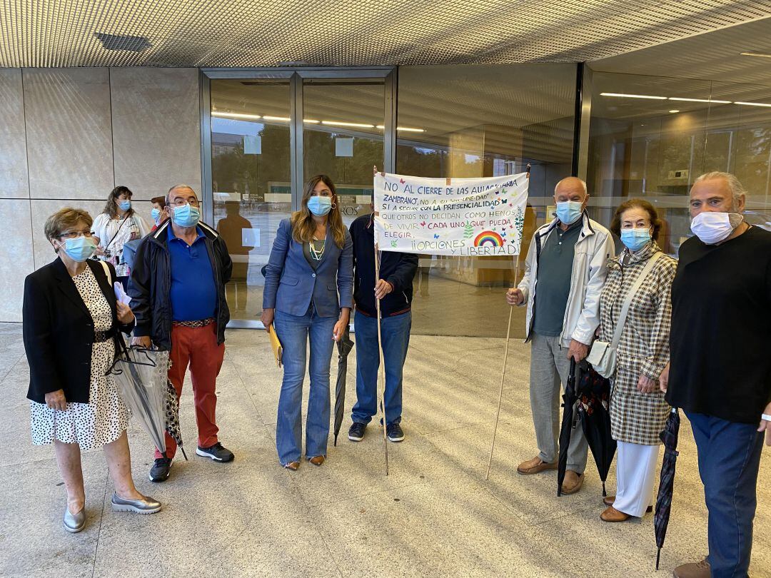 La portavoz del PP, Carolina Blasco, junto al grupo que ha protestado durante estos días en la ciudad por la no apertura de las Aulas María Zambrano