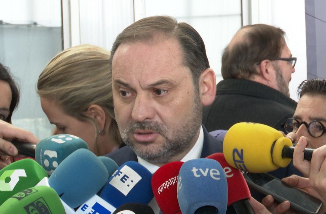 El ministro de Transportes, José Luis Ábalos, atiende a los medios en la estación de Joaquín Sorolla