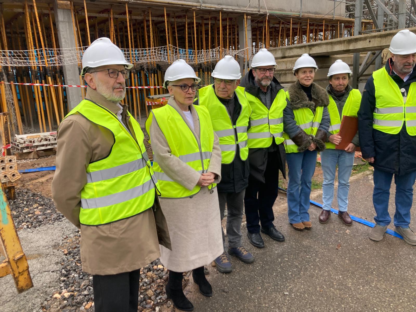 La consejera durante la visita a las obras consultorio Vega-La Camocha.