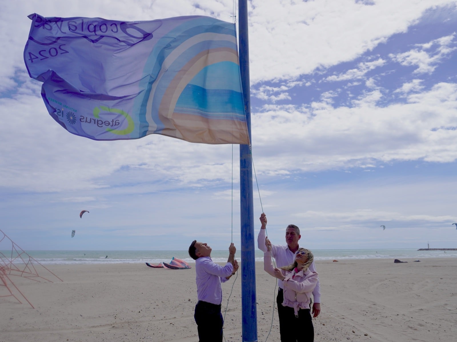 La concejalía de Medio Ambiente y Turismo de Burriana en la izada de bandera de ECOPLAYAS 2024