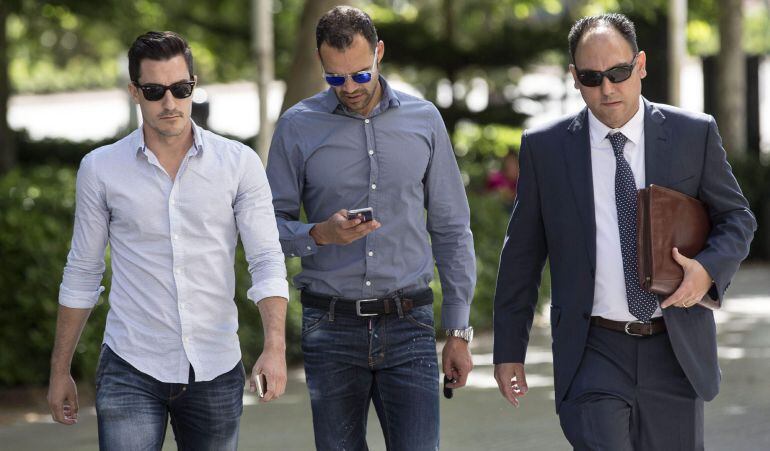 GRA087 VALENCIA, 06/05/2015.- El capitán del Levante UD, Juanfran García (c), y el ex jugador levantinista David Cerrajería (i), a su llegada esta mañana a la Ciudad de la Justicia de Valencia donde declaran en la instrucción por el presunto amaño de un partido con el Zaragoza. EFE/Manuel Bruque