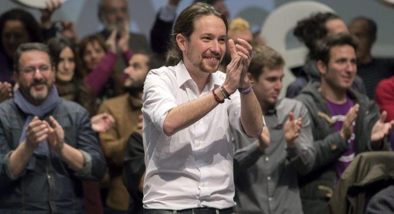 El secretario general de Podemos, Pablo Iglesias, aplaude tras su intervención en el mitin celebrado en el Palacio de Congresos de Sevilla (17/01/15)