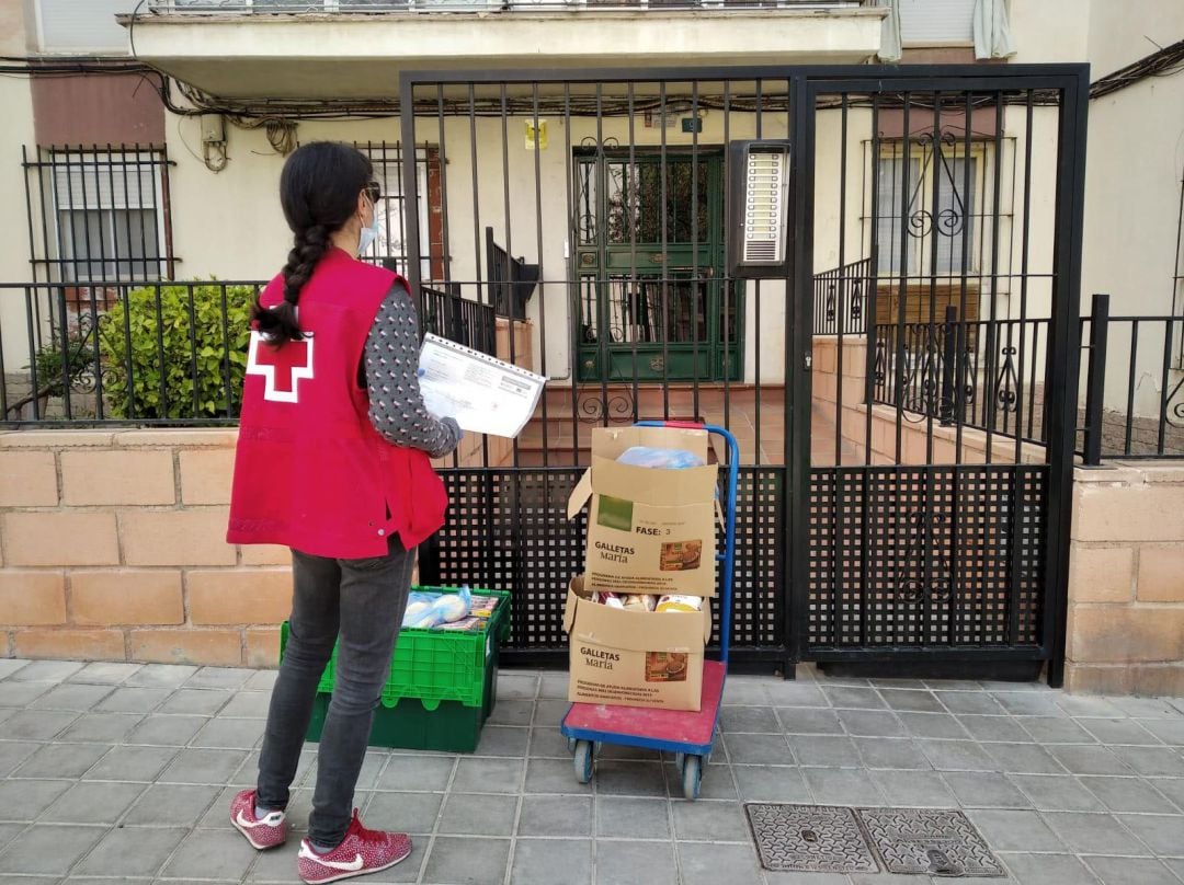 Un voluntario de Cruz Roja repartiendo alimentos en los meses de confinamiento