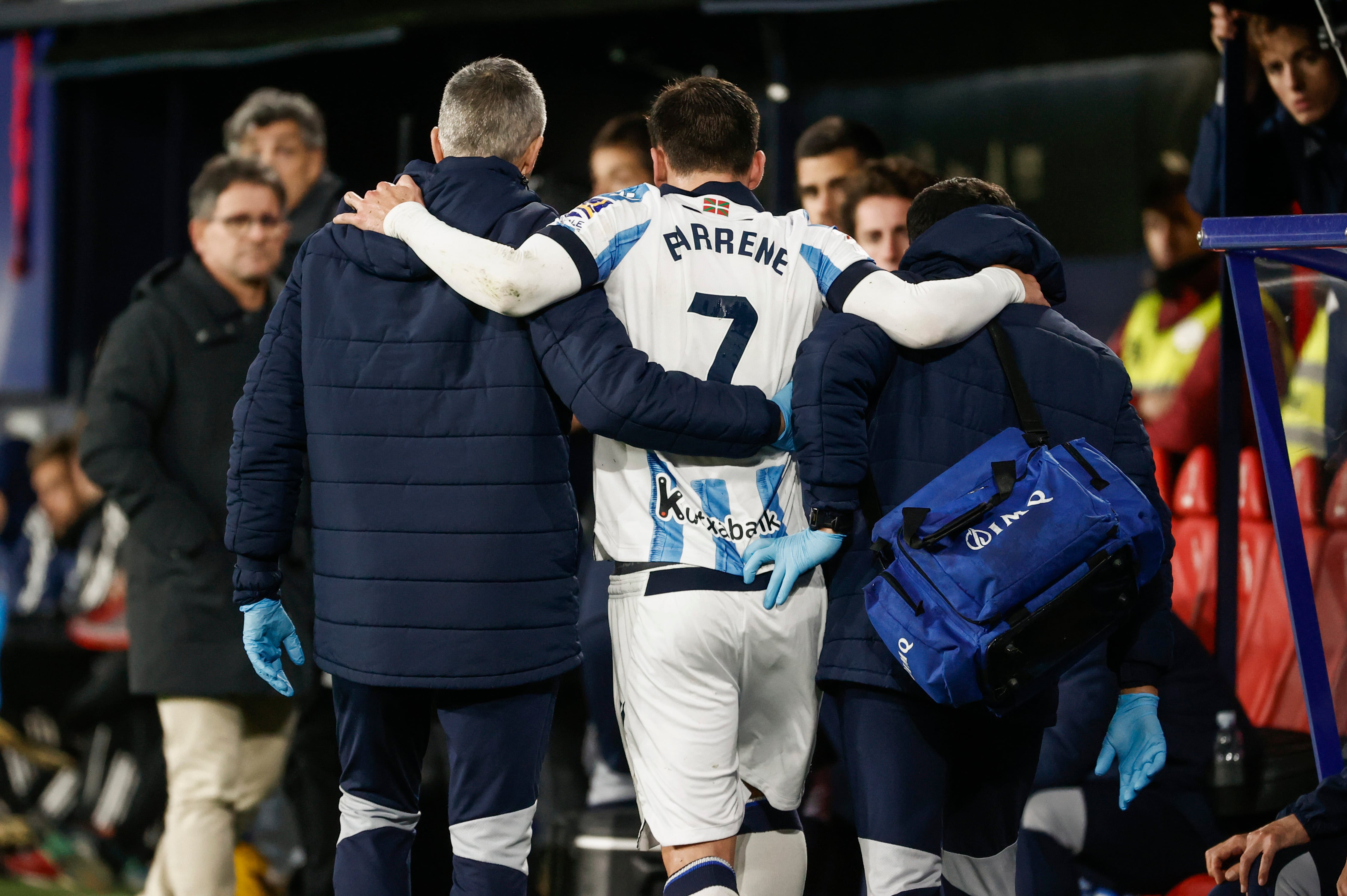 PAMPLONA (NAVARRA), 02/12/2023.- El centrocampista de la Real Sociedad Ander Barrenetxea se retira del terreno de juego tras recibir una entrada durante el partido correspondiente a la jornada 15 de LaLiga que disputan Osasuna y Real Sociedad este sábado en el estadio de El Sadar (Pamplona). EFE/ Jesus Diges
