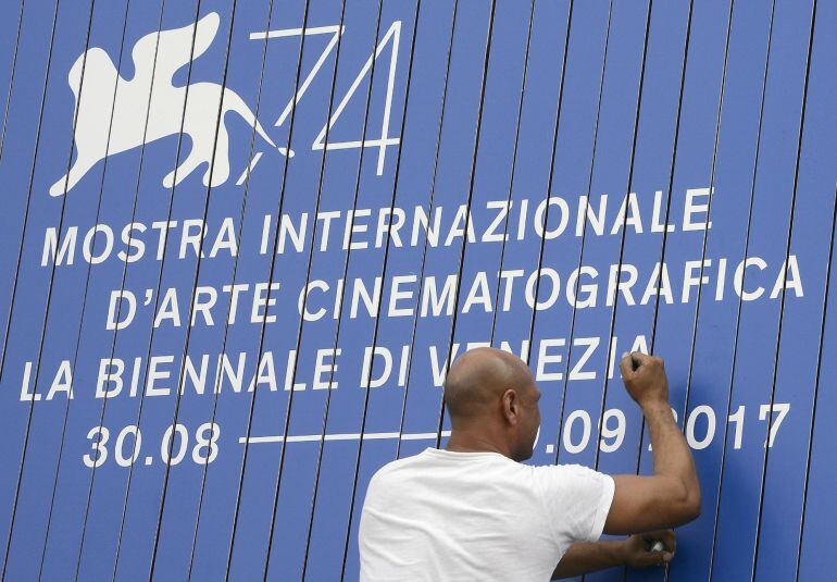 Un trabajador ultima los preparativos del Festival de Cine de Venecia hoy, 28 de agosto de 2017, en Venecia (Italia). El Festival de Cine de Venecia se celebra del 30 de agosto al 9 de septiembre