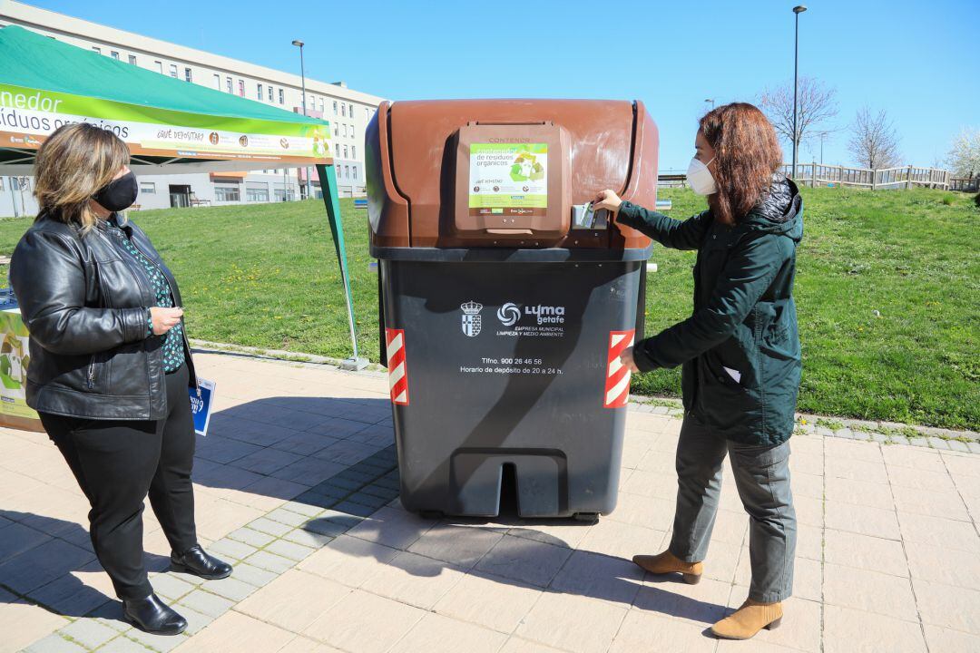 Sara Hernández, alcaldesa de Getafe, (d) y la concejala de Mantenimiento y Limpieza durante la presentación del quinto contenedor que comienza esta semana a instalarse en los barrios de Buenavista y Los Molinos.