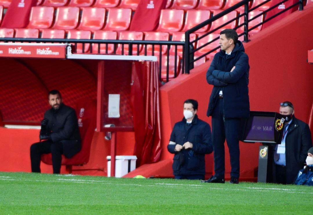 GRANADA, El entrenador del Granada Diego Martínez (i), y el entrenador del Valencia Javi Gracia (d), durante el partido de LaLiga Santander de la jornada 16 disputado en el estadio Nuevo Los Cármenes de Granada.- EFE, Miguel Angel Molina