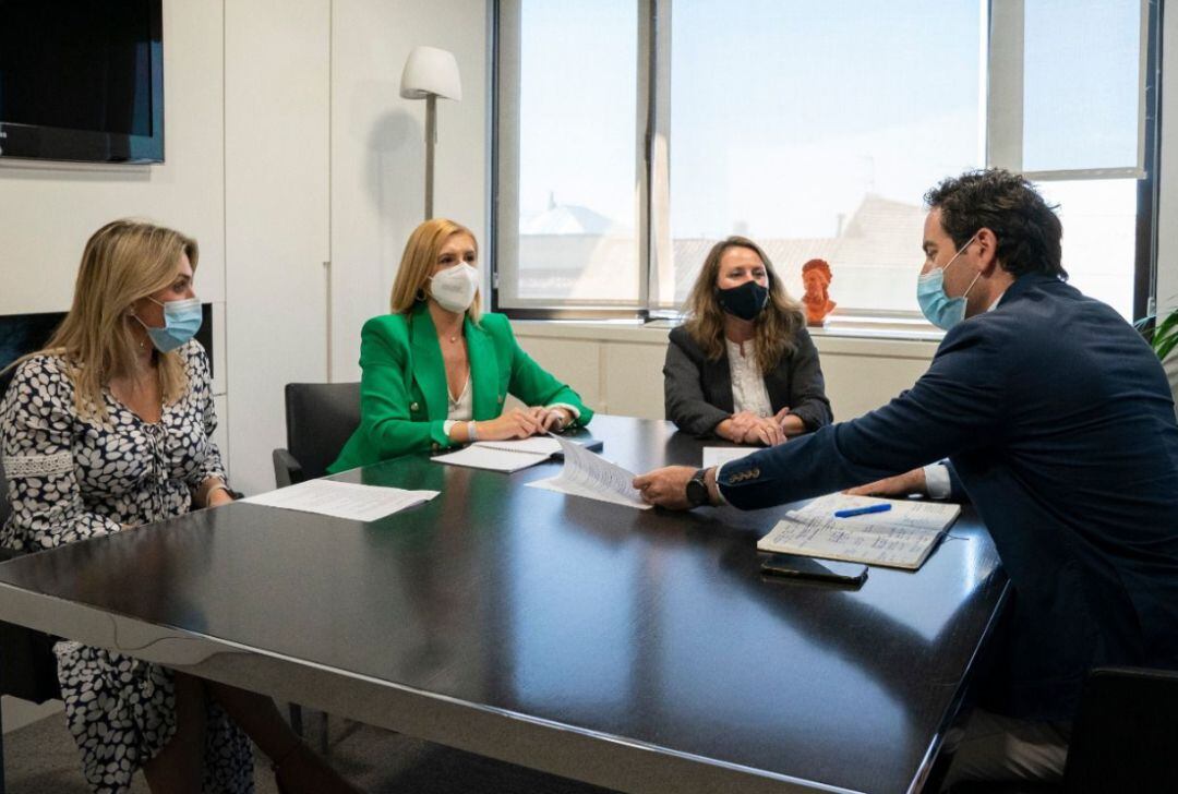 El número dos de la dirección nacional de los Populares llega a la capital de la Plana para respaldar el impulso y la renovación que se está llevando a cabo en la organización de Castellón.