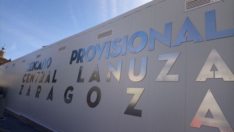 El mercado provisional, a punto de abrir 