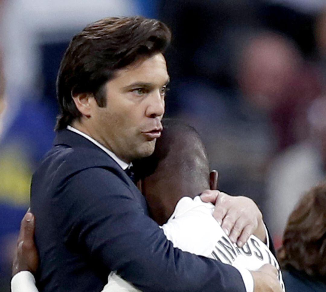 Solari se abraza con Vinicius tras el gol del brasileño