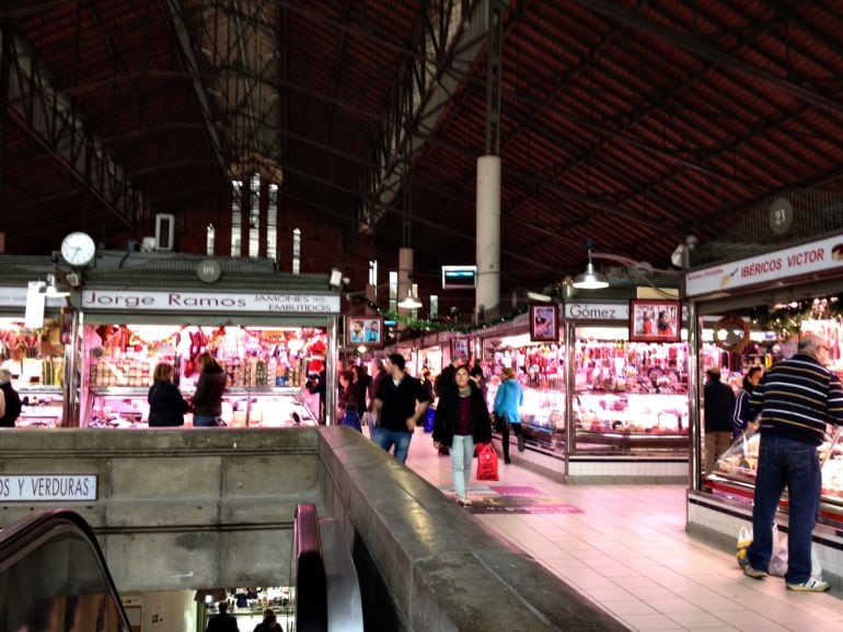 Puestos en el interior del Mercado Central de Alicante.