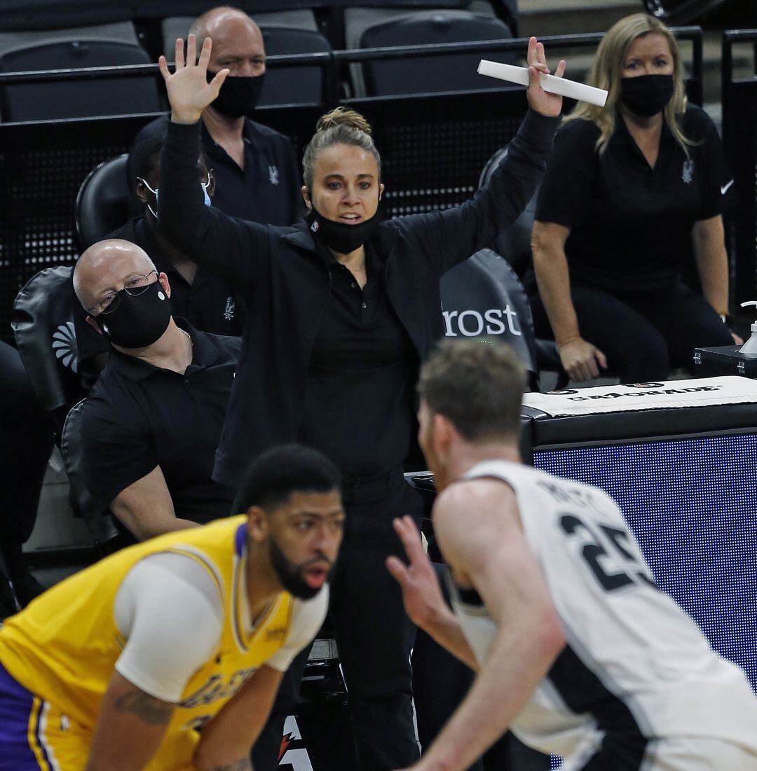 Becky Hammon, durante el Spurs - Lakers