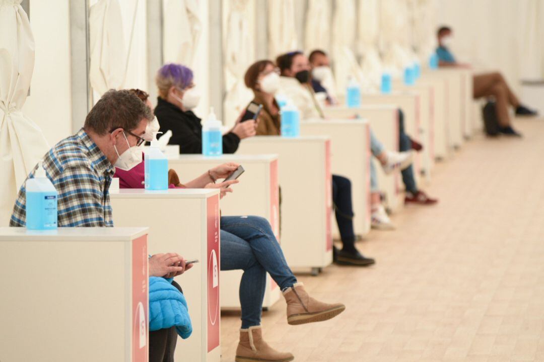 Varias personas acuden a un dispositivo de vacunación contra la Covid-19 en el Hospital de campaña de La Fe, en València.