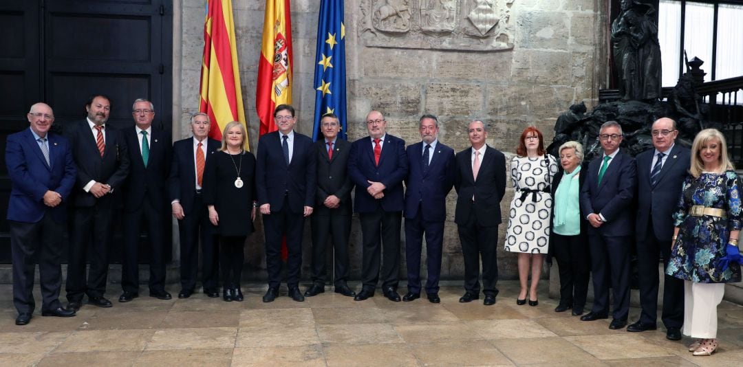 Carmen de Rosa (5i) junto al President de la Generalitat Valenciana, Ximo Puig