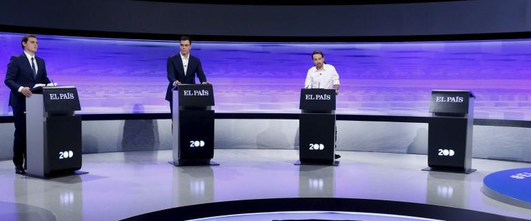 Albert Rivera, Pedro Sánchez y Pablo Iglesias junto al atril vacío que dejó Mariano Rajoy