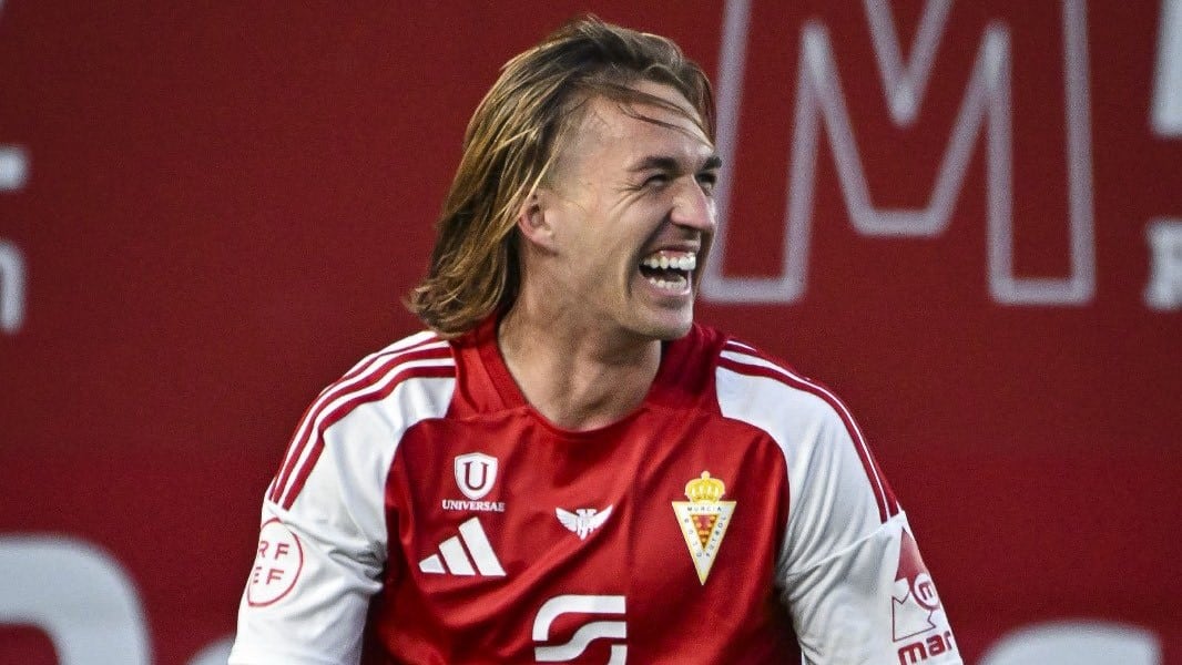 Pedro Benito celebra un gol con el Real Murcia