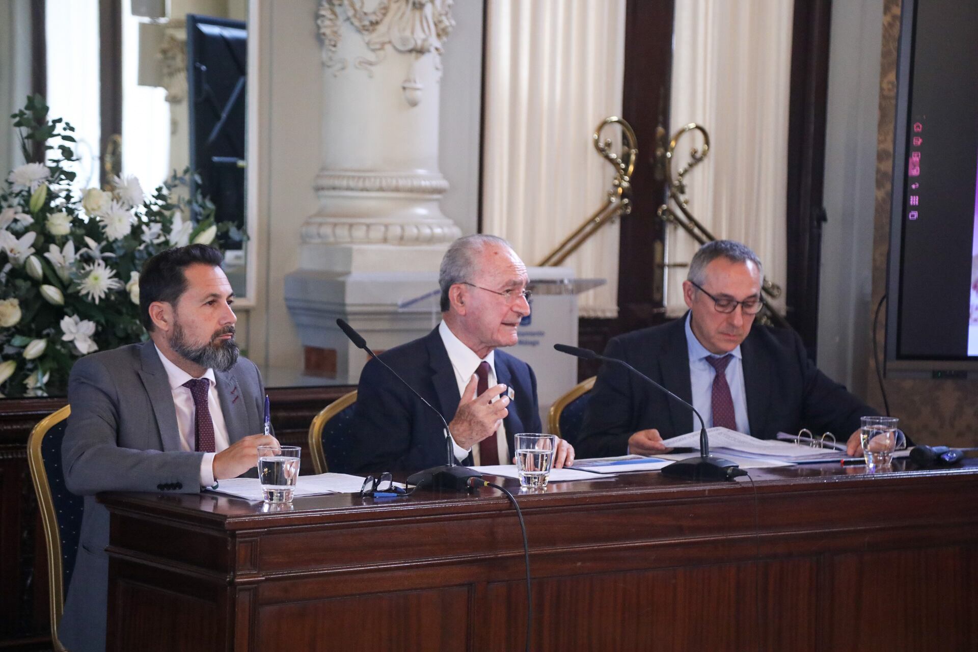 El alcalde de Málaga, Francisco de la Torre (en el centro) durante la presentación del Plan de Vivienda en el Salón de los Espejos de la Casona del Parque. Ayuntamiento de Málaga.