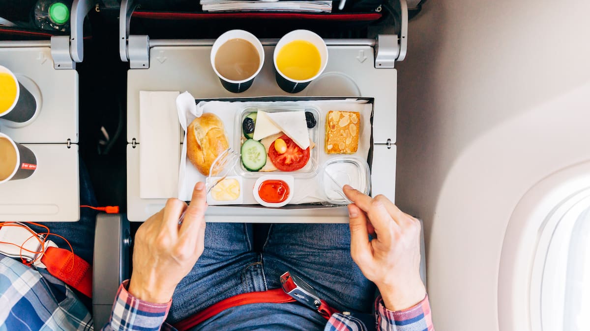 La razón por la que los tripulantes de cabina tienen que comer diferente comida durante un vuelo