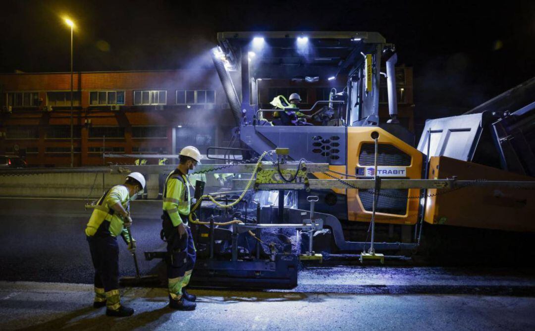 Operarios trabajando en la reparación de una calzada
