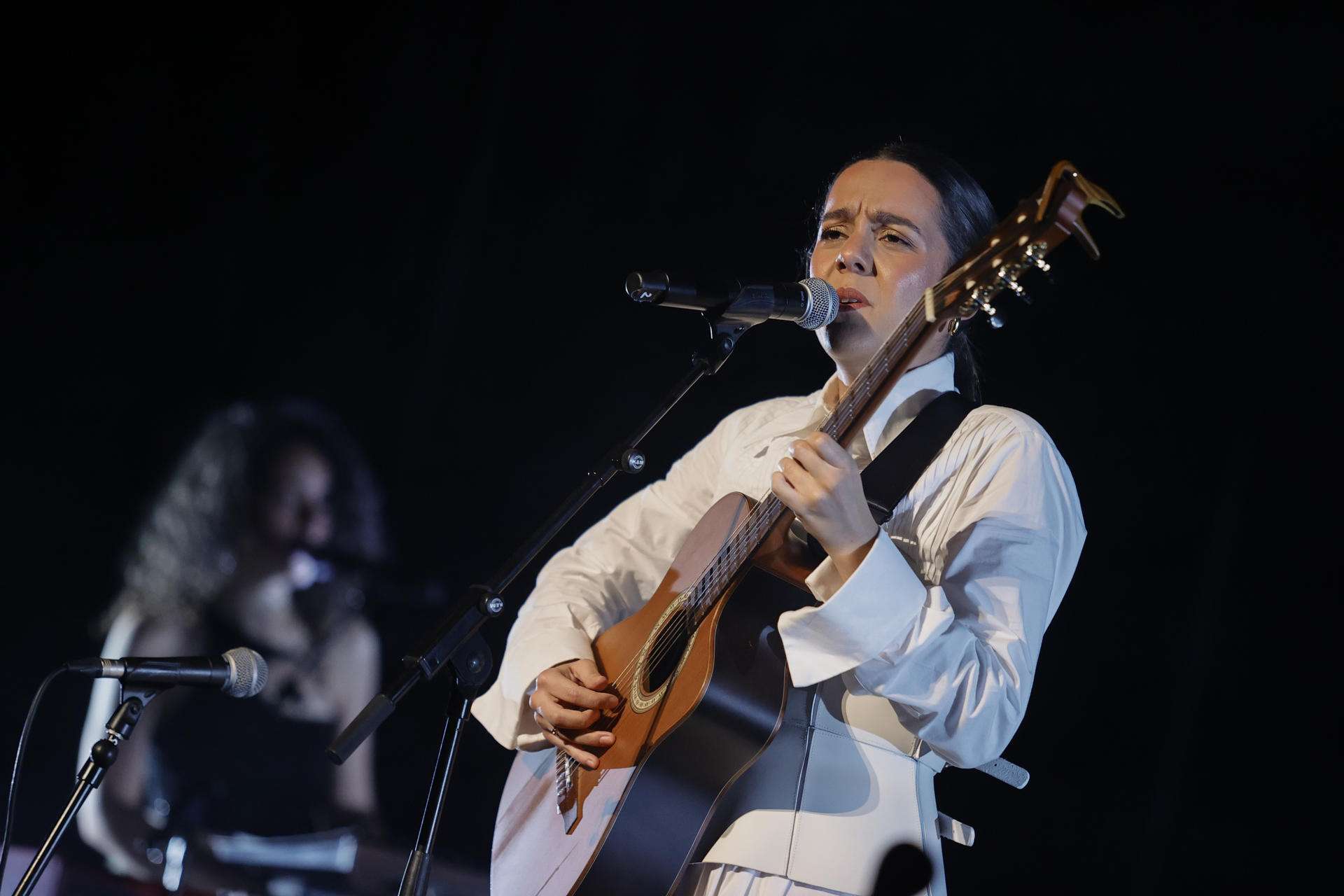 La aventura introspectiva de "Con cariño y con cuidado" dio el salto de álbum musical a gira, con un puñado de conciertos pendientes para su desenlace y con una parada para Valeria Castro en el teatro Jofre de Ferrol. EFE/Kiko Delgado.