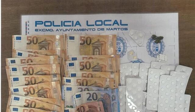 Pastillas y dinero interceptado por la Policía Local de Martos.