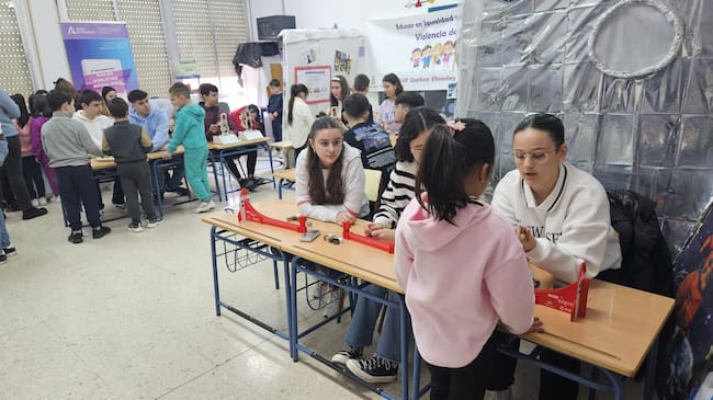 Las alumnas del IES, explican sus trabajos a las del CEIP 'Dr. Fleming'
