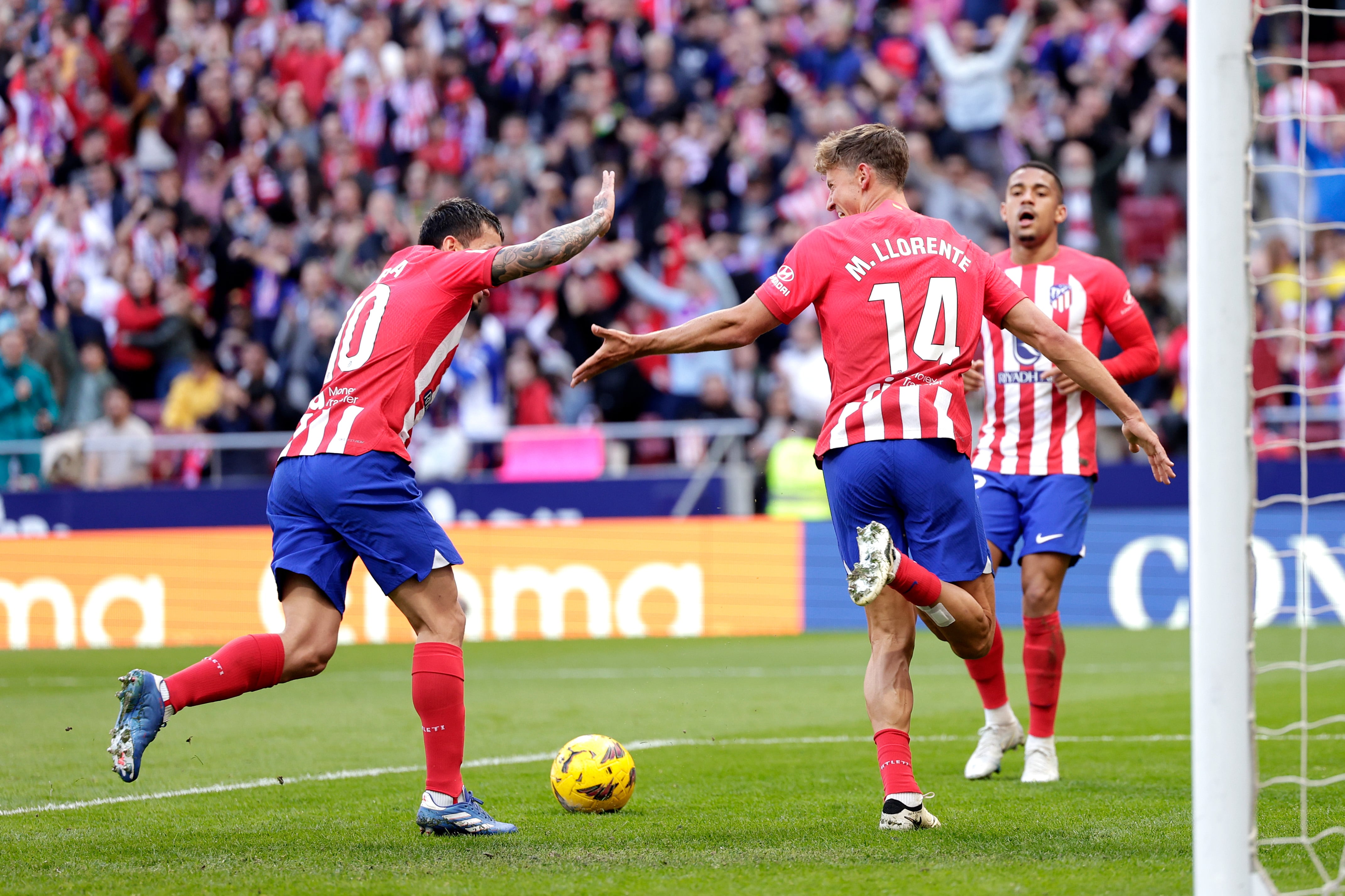 Marcos Llorente celebra su tanto ante la UD Las Palmas en el Metropolitano junto a Ángel Correa. (Photo by David S. Bustamante/Soccrates/Getty Images)