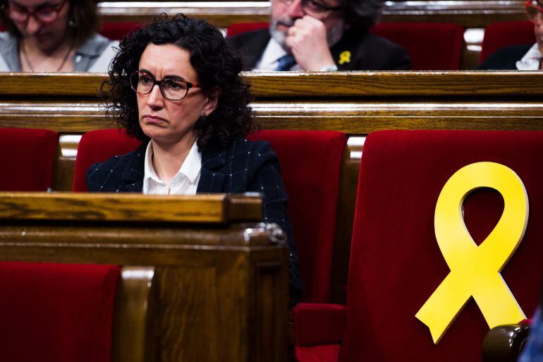 Marta Rovira seu per última vegada al seu escó del Parlament, a la sessió d'investidura de Turull. Hores més tard presentava la renúncia a l'acta de diputada, com Dolors Bassa i Carme Forcadell