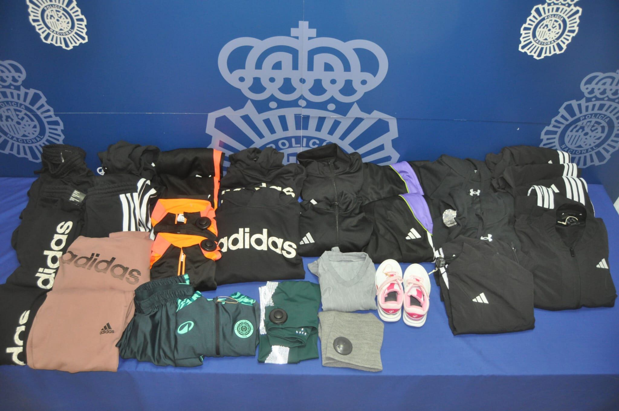 Ropa recuperada por la Policía, que había sido robada por las tres mujeres detenidas